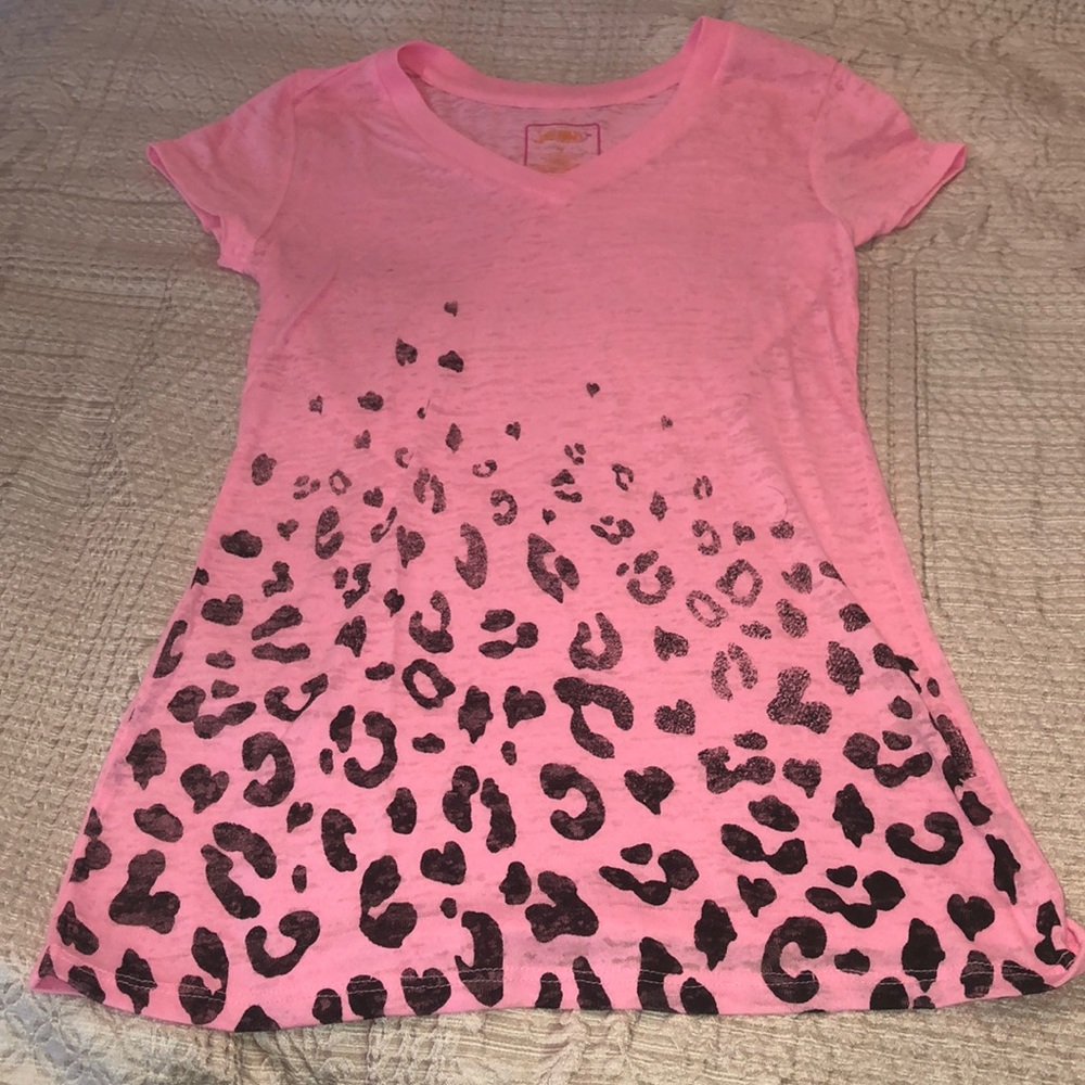 Lightweight Pink V-Neck Tee w Cheetah Print Detail